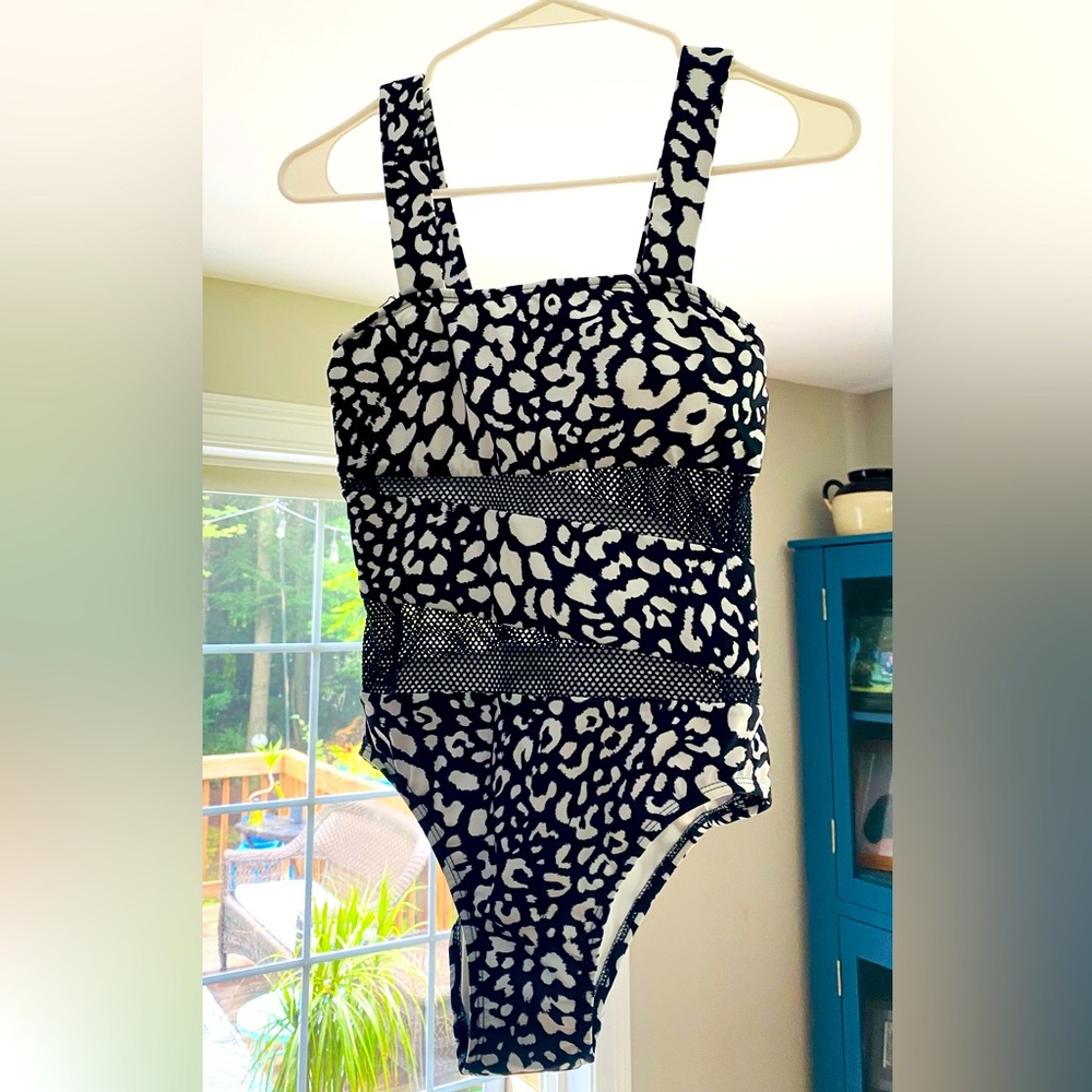 NWOT. Carmen Marc Valvo Womens black & white one-piece swimsuit. Size 6.